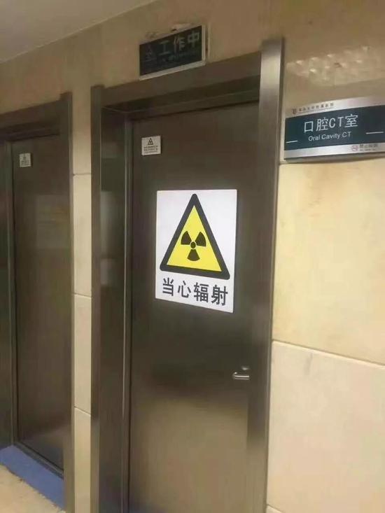 医院CT室，通常会有电离辐射警告